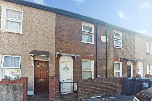 2 bed property, in Holmesdale Road, £285,000