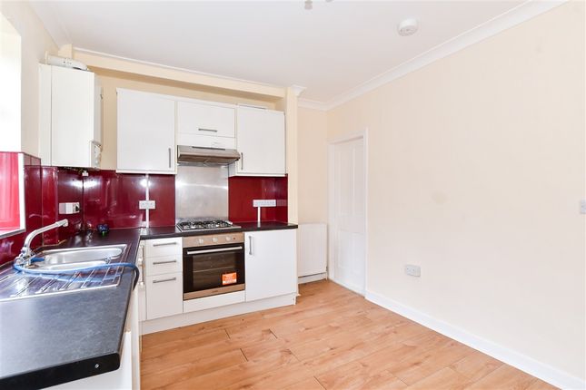 2 bed property, in Warwick Place, £220,000