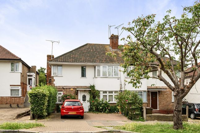 2 bed property, in Shaftesbury Avenue, £375,000