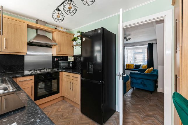 2 bed property, in Acklam Road, £130,000