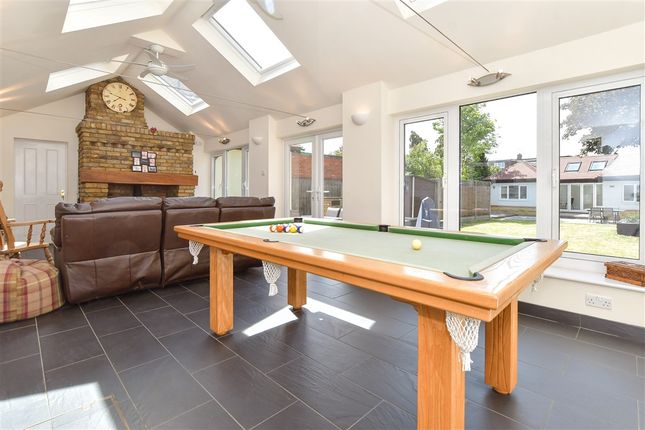 5 bed property, in Townmead Road, £800,000