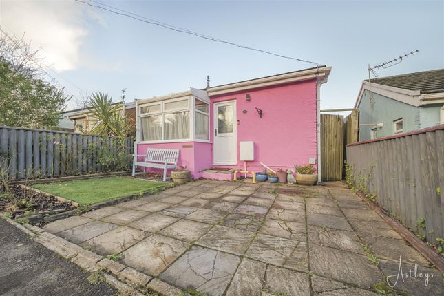 2 bed property, in Westcliff Mews, £175,000