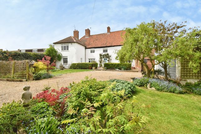 5 bed property, in Main Street, £675,000