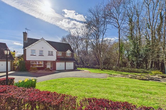 5 bed property, in Larkspur Way, £880,000