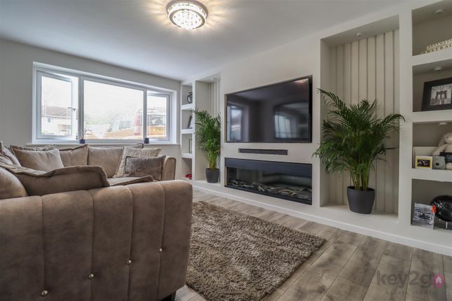 2 bed property, in Westcroft Grove, £120,000