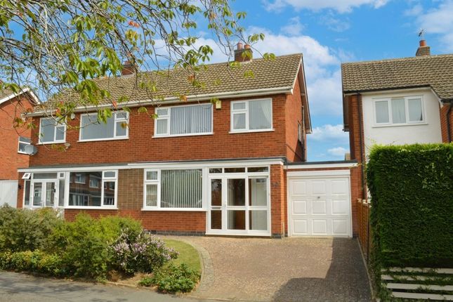 3 bed property, in Kew Drive, £325,000