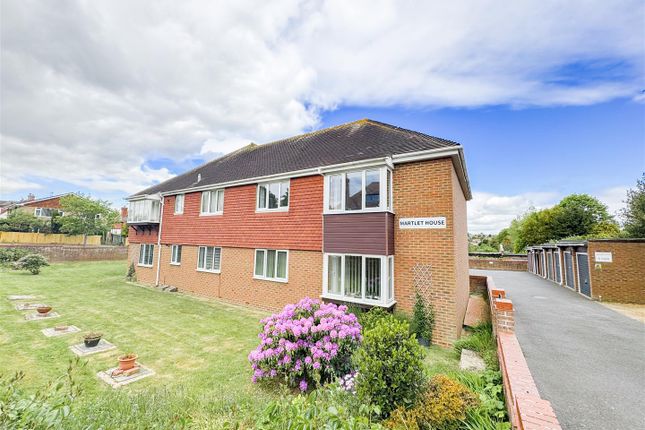 2 bed property, in Cranston Avenue, £185,000