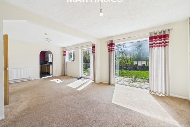 4 bed property, in Hythe End Road, £825,000