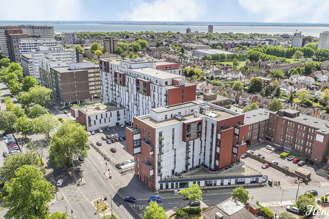 2 bed property, in Victoria Avenue, £220,000
