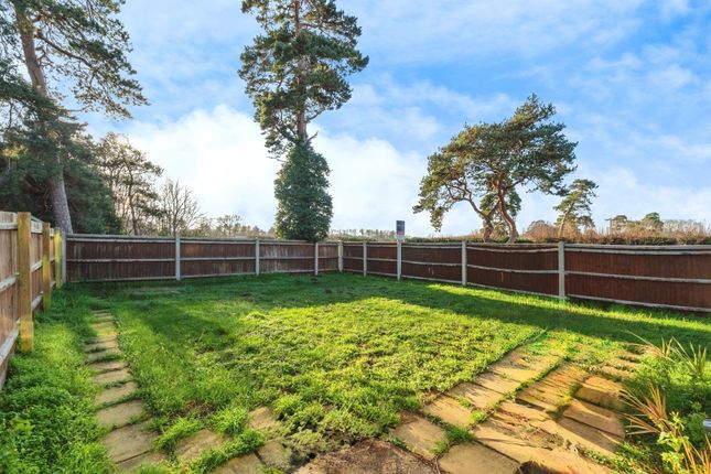 3 bed property, in Lancewood Walk, £225,000