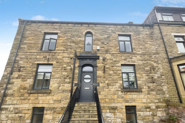 5 bed property, in Leeds Old Road, £360,000