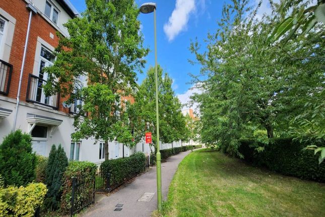 6 bed property, in Mosquito Way, £549,995