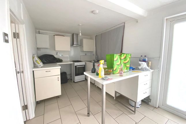 2 bed property, in Riley Avenue, £120,000