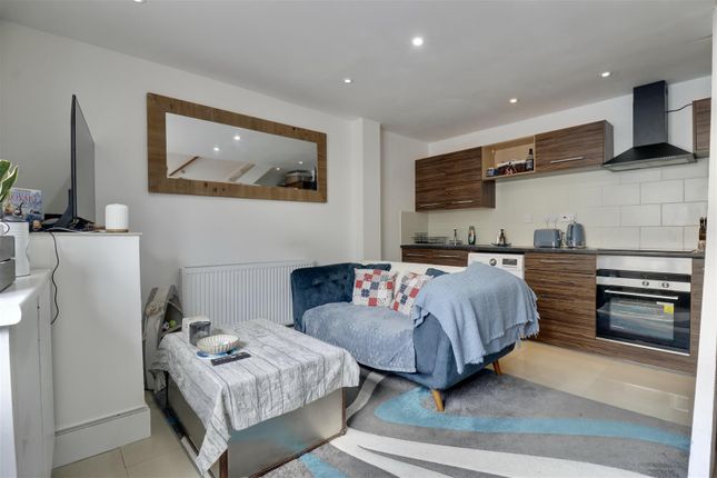 1 bed property, in Lawson Road, £190,000