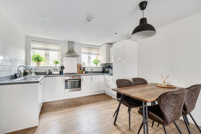 2 bed property, in Ifould Crescent, £299,950