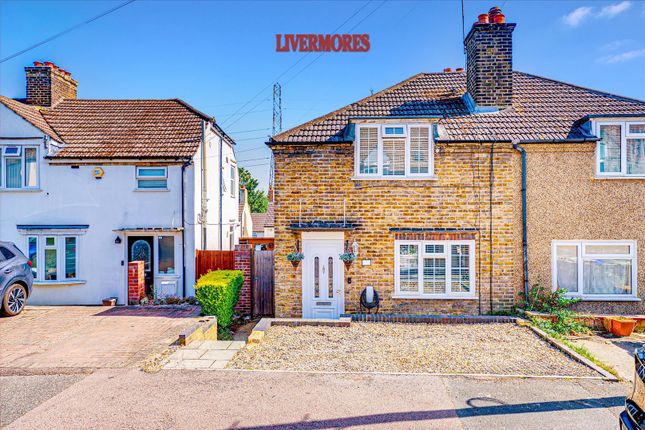 2 bed property, in Green Walk, £375,000