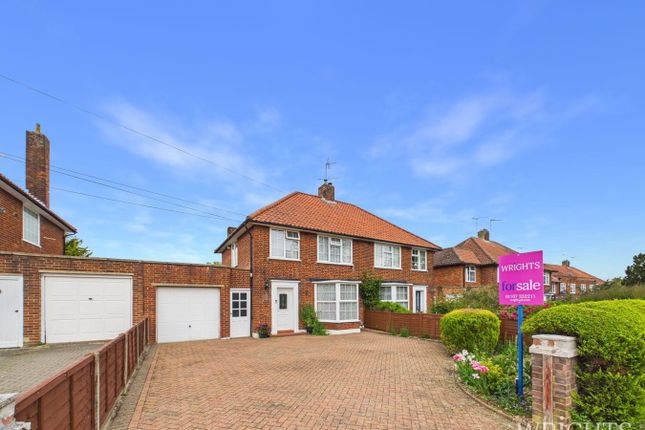 3 bed property, in Woodhall Lane, £525,000