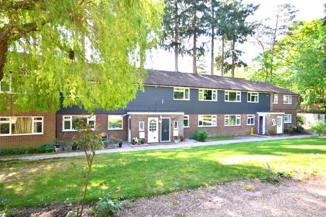 2 bed property, in Gibbet Lane, £220,000