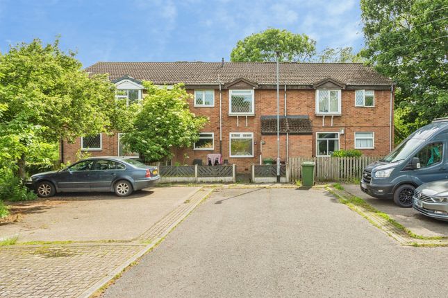 2 bed property, in Blackthorn Way, £45,000