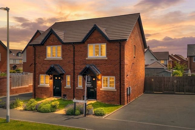 2 bed property, in Hamlyn Close, £280,000