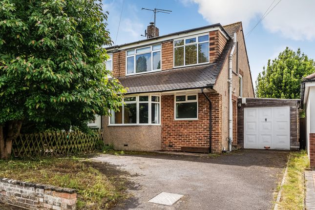 2 bed property, in Robyns Way, £600,000