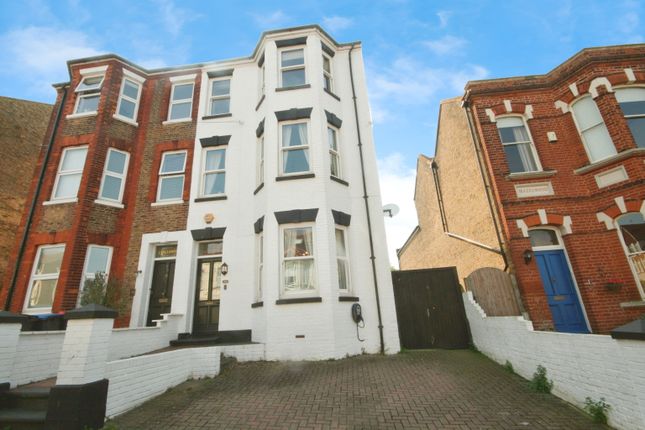 5 bed property, in Prices Avenue, £600,000