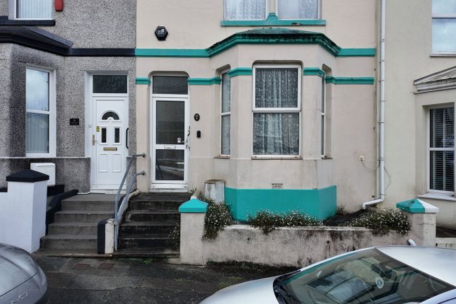 2 bed property, in Third Avenue, £100,000