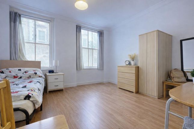 1 bed property, in Hogarth Place, £399,999
