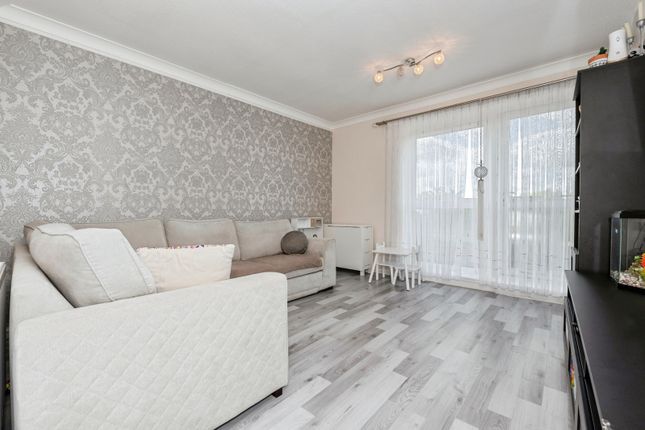 2 bed property, in Ebbsfleet Walk, £155,000