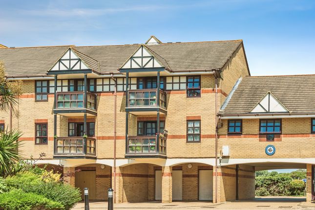 2 bed property, in Emerald Quay, £230,000