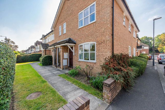 1 bed property, in Tanworth Gardens, £259,950