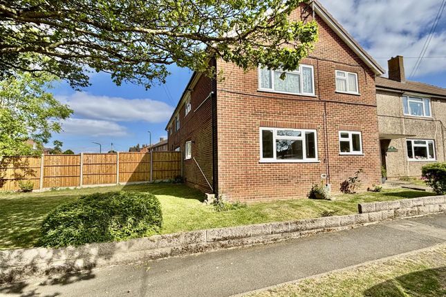 1 bed property, in Warren Wood Road, £160,000