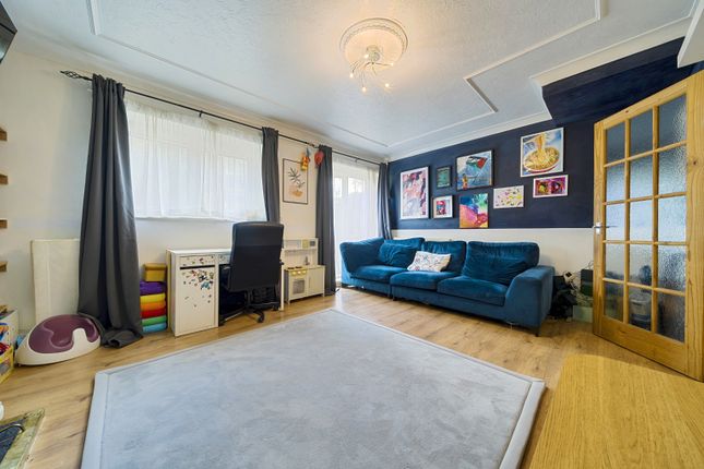 2 bed property, in St. Mary Street, £300,000