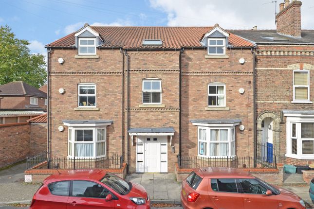 2 bed property, in Berkeley House, £187,500