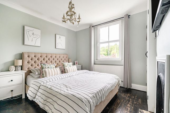 2 bed property, in West Wycombe Road, £375,000