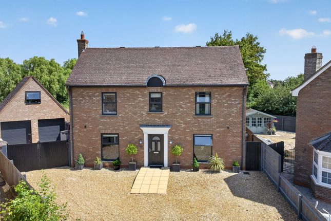5 bed property, in Oaktree Close, £535,000