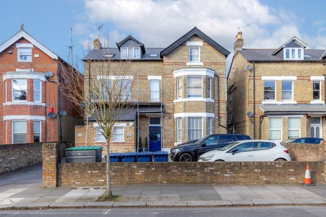 2 bed property, in Woodstock Grange, £275,000
