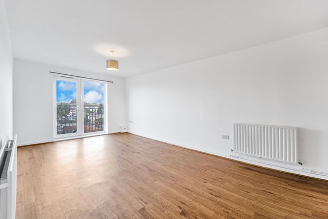 2 bed property, in Ashwood Place, £260,000