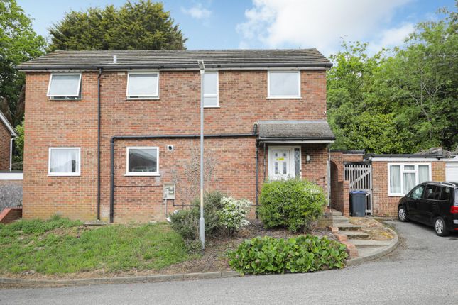 5 bed property, in Kilndown Gardens, £450,000