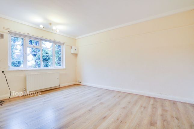 2 bed property, in York House, £290,000