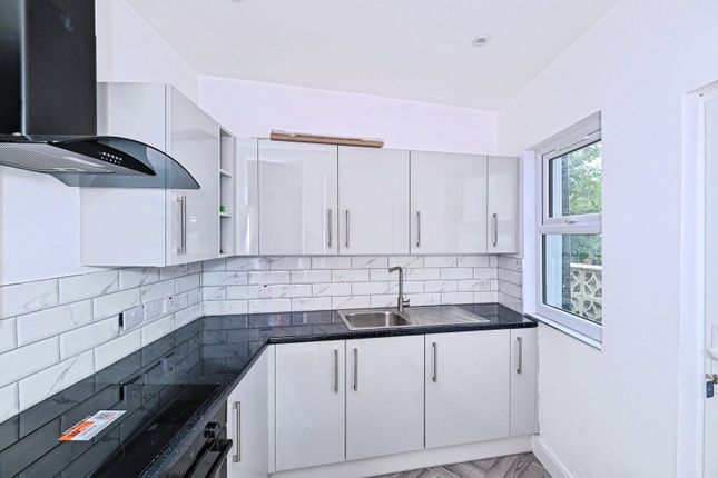 2 bed property, in Clarence Avenue, £230,000