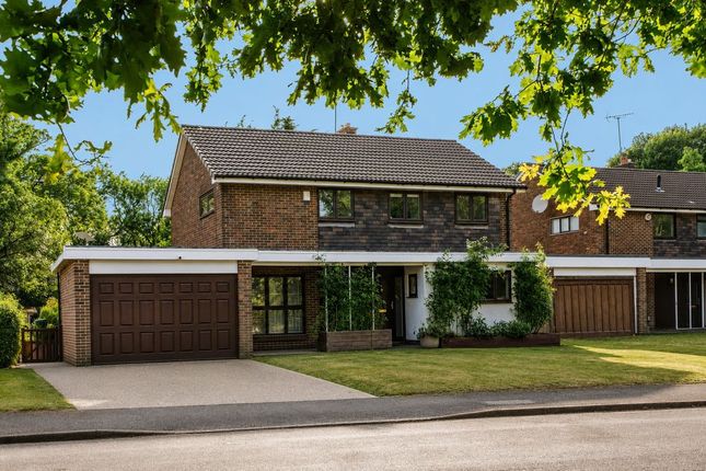 4 bed property, in Fairoak Close, £850,000