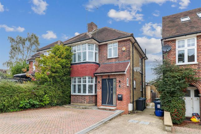 3 bed property, in Old Fold View, £980,000