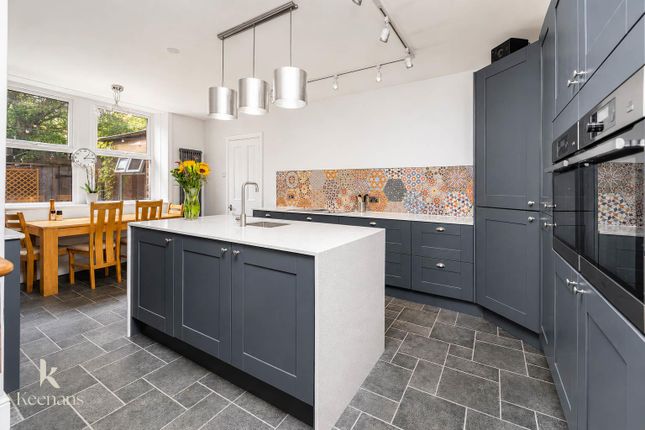 6 bed property, in Lodge Lane, £350,000
