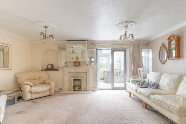 3 bed property, in Bilberry Close, £300,000