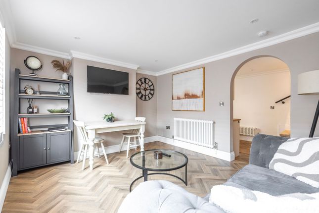 1 bed property, in High Street, £200,000