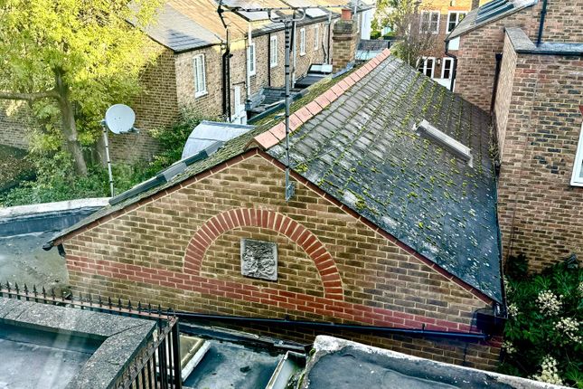 2 bed property, in Richmond Hill, £795,000