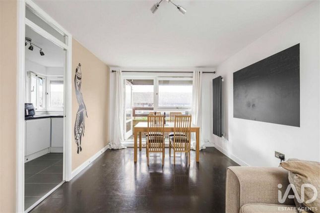 1 bed property, in Mary Datchelor Close, £315,000