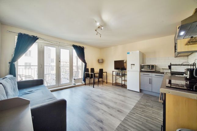2 bed property, in Glaucus Street, £285,000
