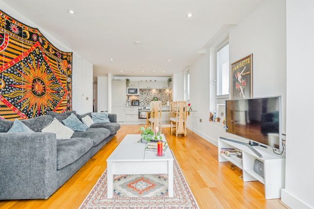 2 bed property, in The Hayes, £190,000